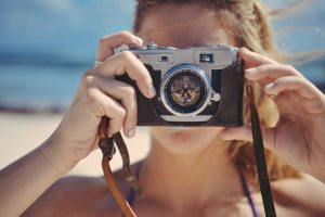 Single-Frau aus Stuttgart flirtet am Strand