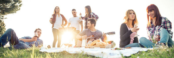 Singles in Stuttgart flirten beim Picknick im Park
