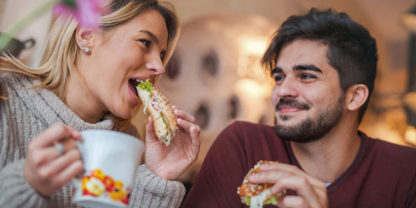 Stuttgarter Singles flirten bei einem Snack