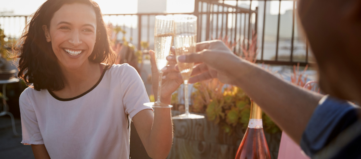 Pärchen stößt an mit Sekt