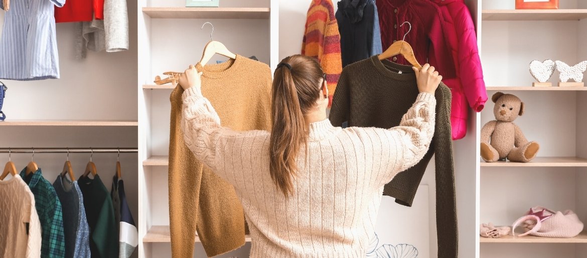 Frau vor dem Kleiderschrank